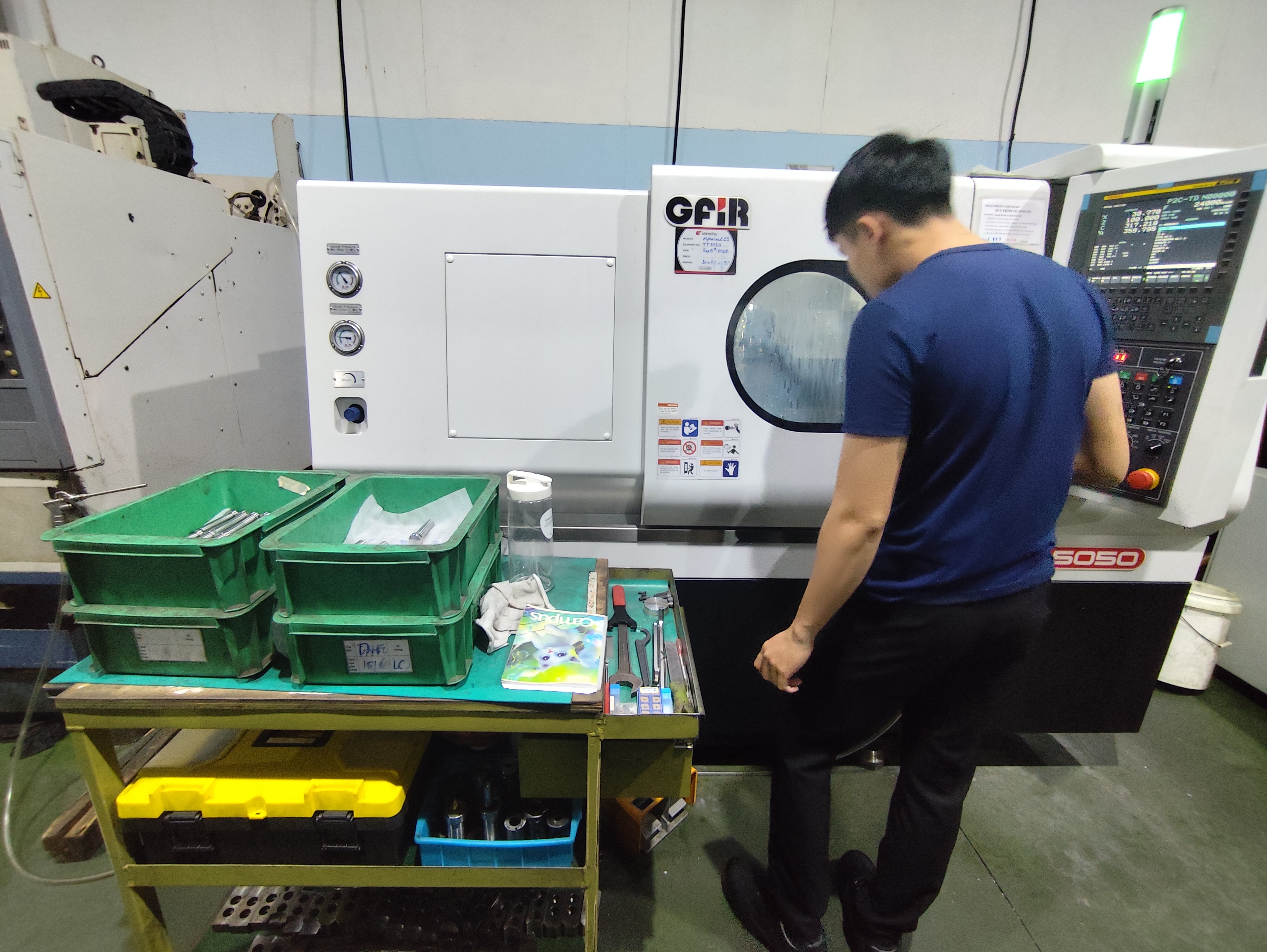 CNC vertical machining center machine 2.jpg